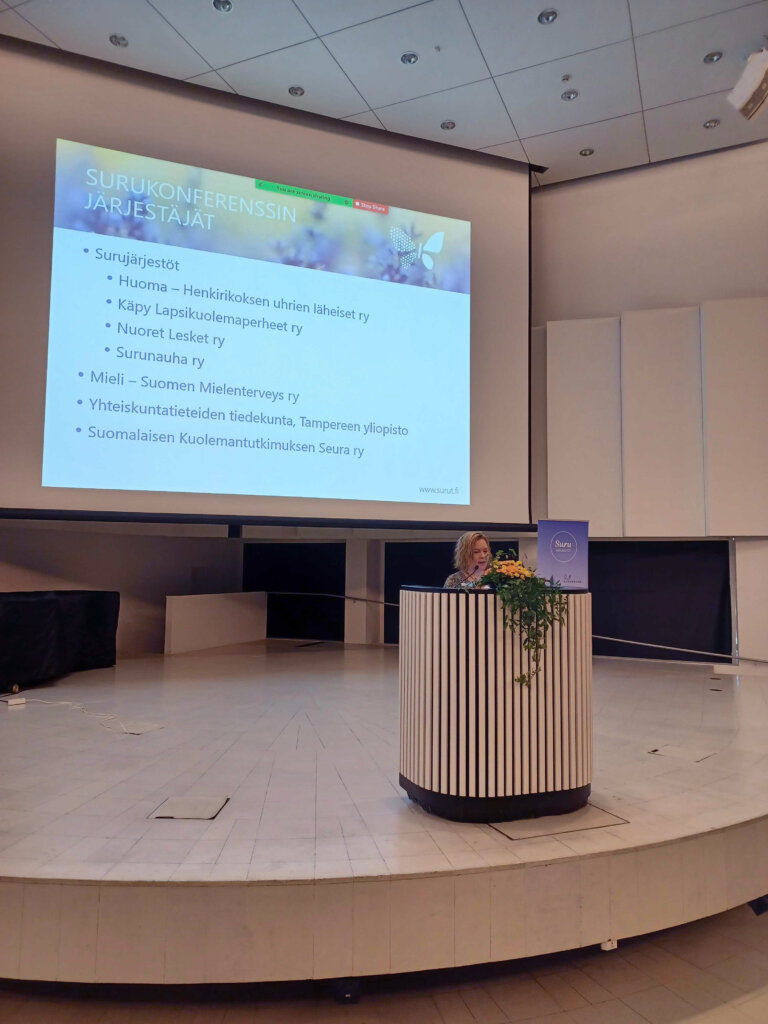 Puhuja puhuu esiintymislavalla.